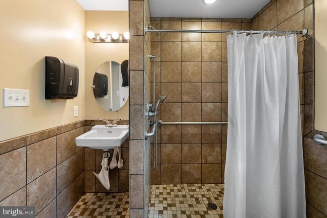 Building Photo - 9201 Rosemont Dr