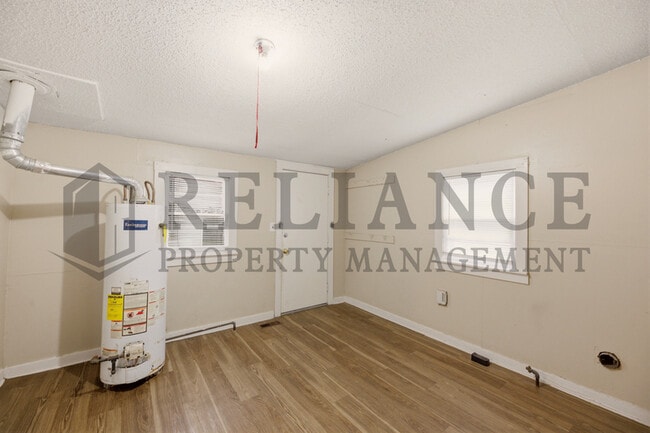 Building Photo - 1028 W Munnell Ave