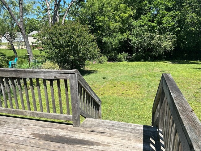 Building Photo - 133 Green Meadow Dr