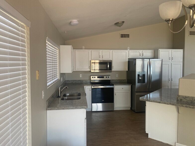 kitchen - 7146 W Hunnington Dr