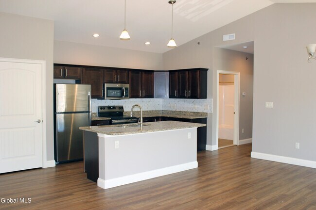 Building Photo - 48 Bavarian Wy