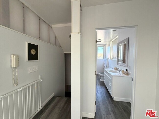 Building Photo - 46 Rose Ave