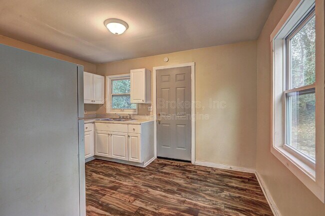 Building Photo - 2477 Thrasher Ave