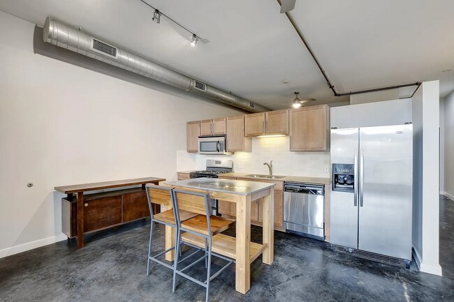 Building Photo - 1601 E Cesar Chavez St