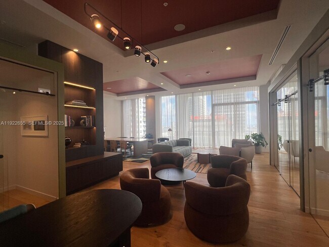 Building Photo - 11 NE 6th St