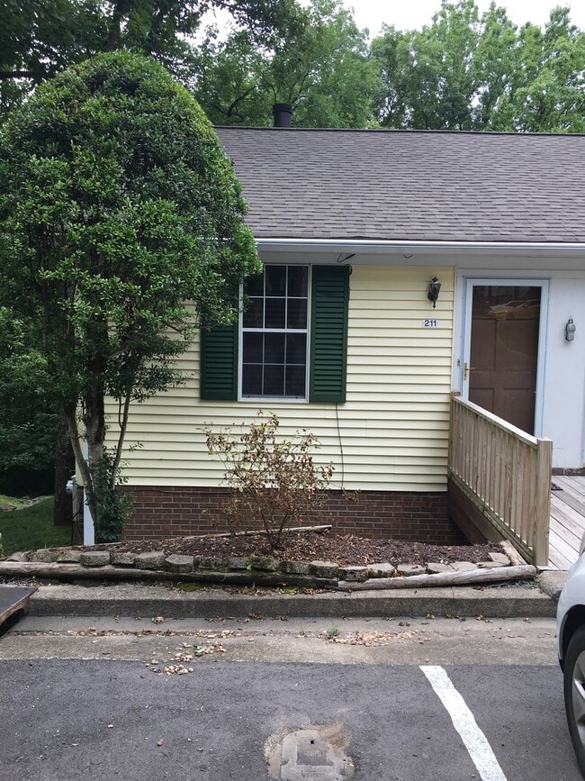 Building Photo - Move In Ready - Just off I-24