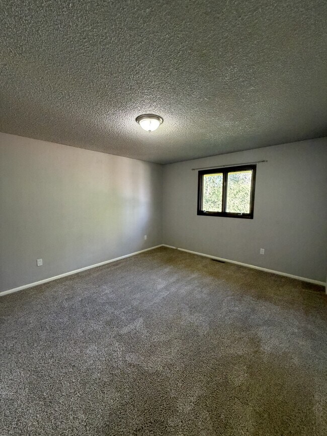 Building Photo - 181 Erickson Ct E