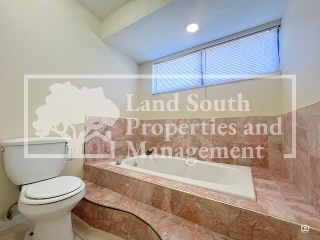 Building Photo - 707 Carpenters Way