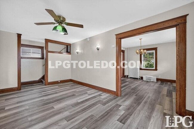 Building Photo - 3822 Lockwood Ave