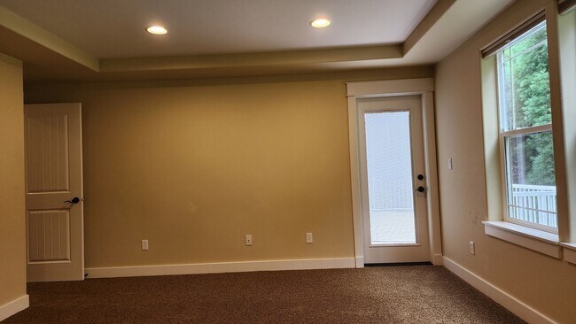 Building Photo - Beautiful Campus Glen 4-Bedroom!