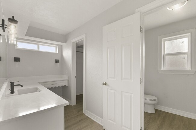 Building Photo - 15710 Creekhaven Dr