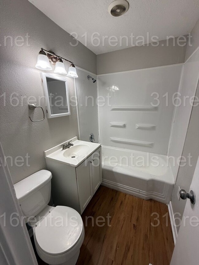 Building Photo - $1100 - 3 bedroom / 1 bathroom - Single Family Home