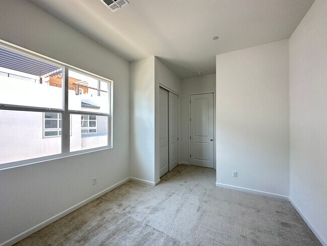 Building Photo - 3341 Esker Rdg Ave