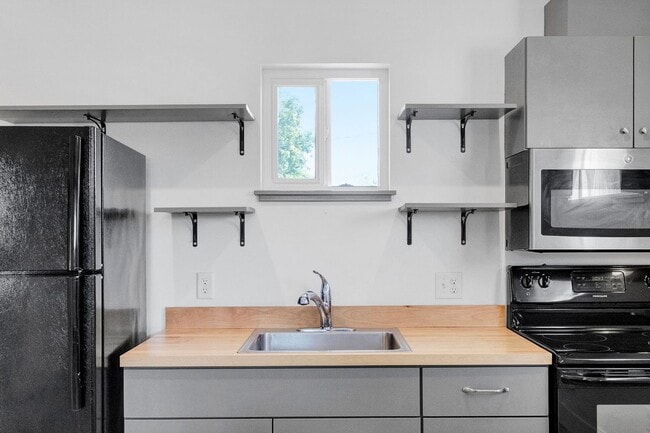 Building Photo - Modern One-Bedroom Above-Garage Apartment in Central Missoula