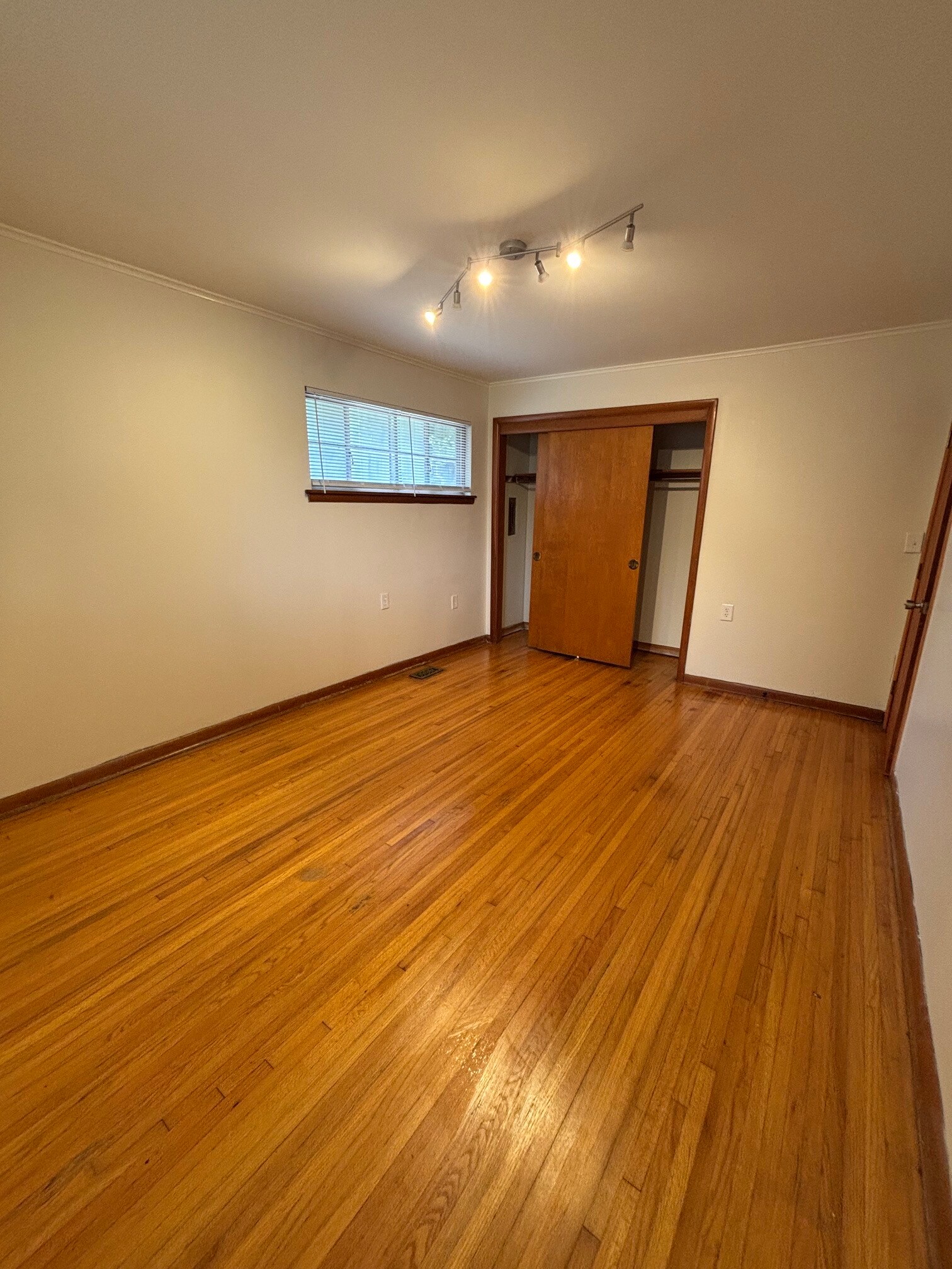 Building Photo - 852 N Xenophon Ave