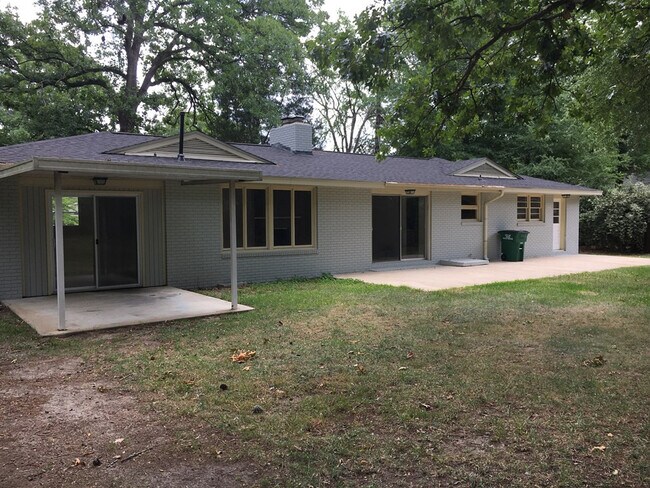 Building Photo - 925 Magnolia St SE