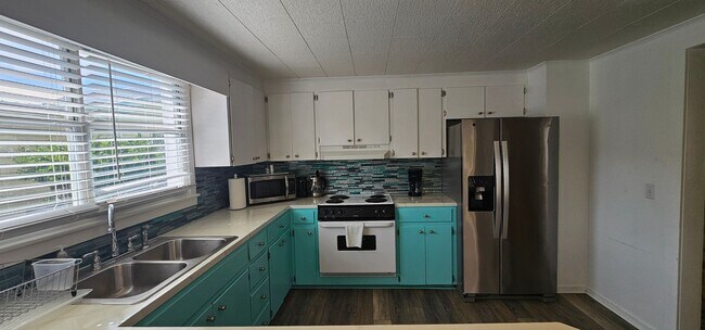 Building Photo - Snowbird Rental or Short-Term Getaway – Just Steps from the Beach!