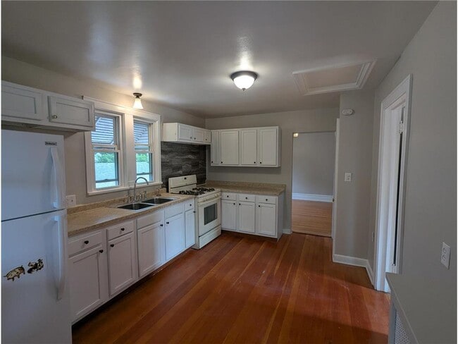 Building Photo - 947 6th St E