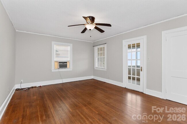 Building Photo - 1418 Park Dr