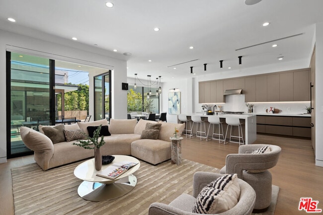Building Photo - 714 N La Jolla Ave