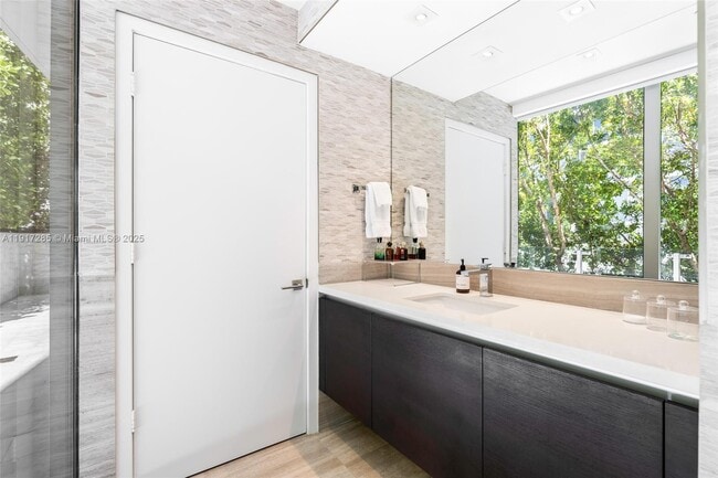 Building Photo - 1 Collins Ave