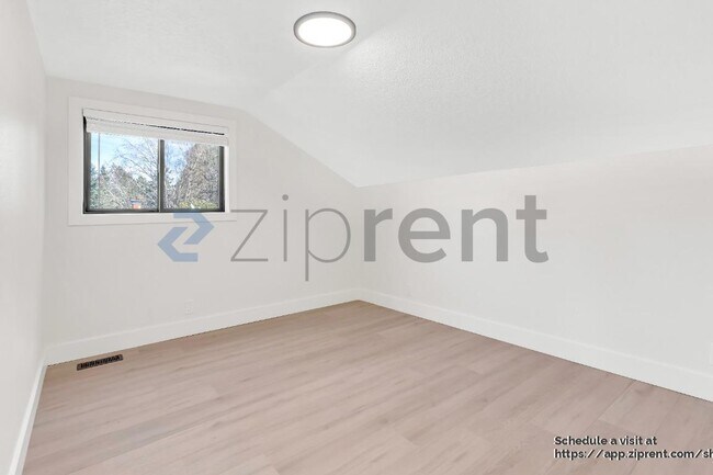 Building Photo - 7640 SW Whitford Dr