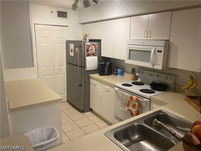 Building Photo - 8940 Colonnades Ct E