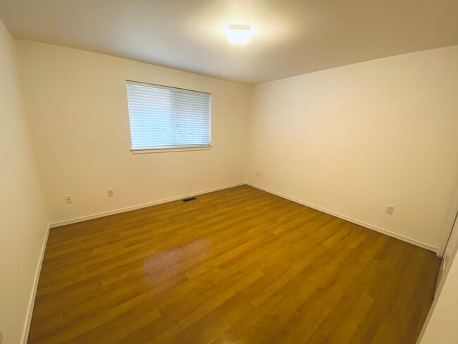 Building Photo - Quiet Duplex in Mount Vernon Neighborhood