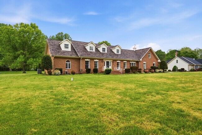 Building Photo - 1126 Somerset Ln