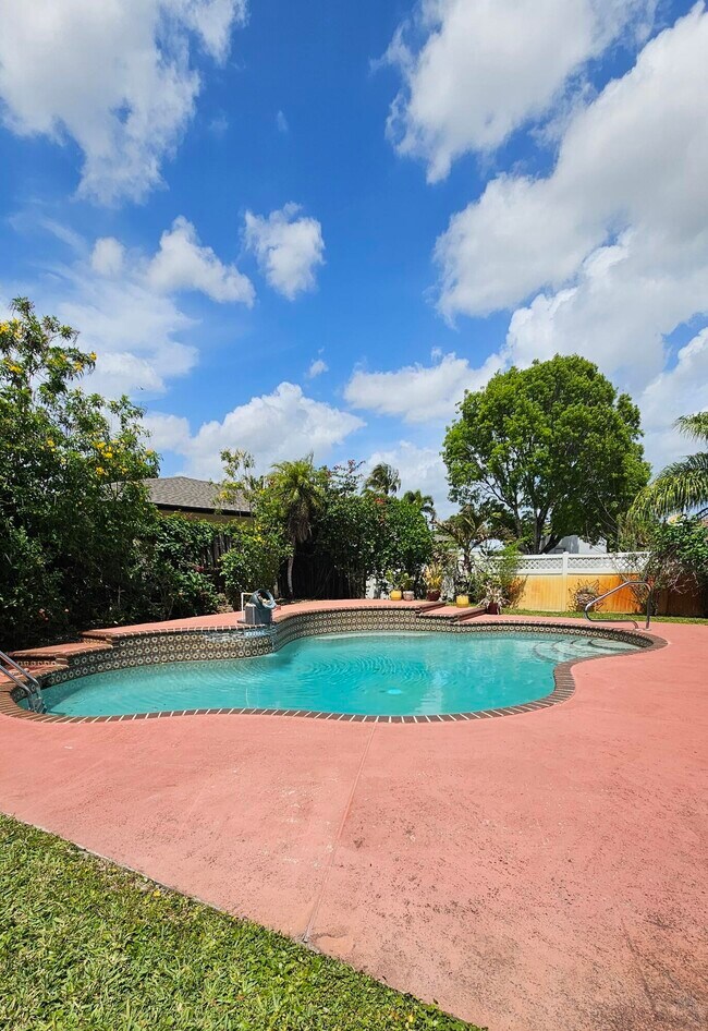 Building Photo - 12157 Sycamore Ln