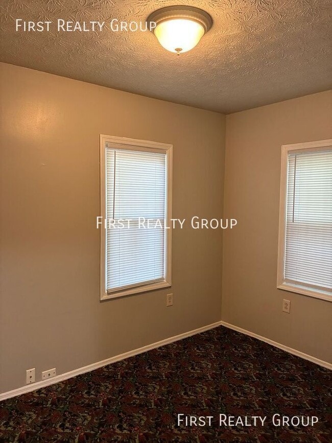 Building Photo - 909 Iola Ave