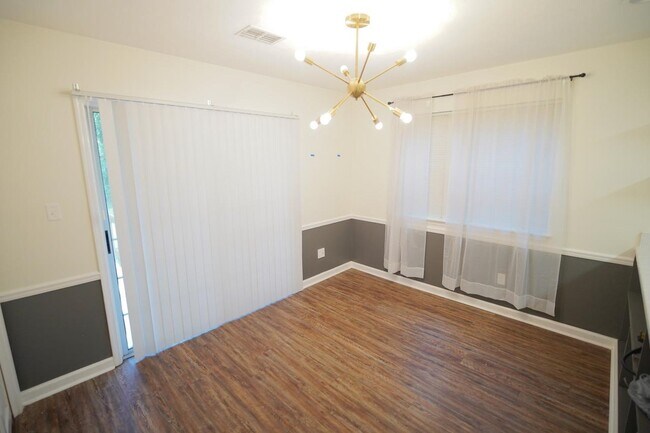 Building Photo - 3027 Oak Hammock Ln