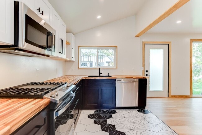 Building Photo - Amazing 2 bedroom, 2 bathroom 1,330 sf hom...