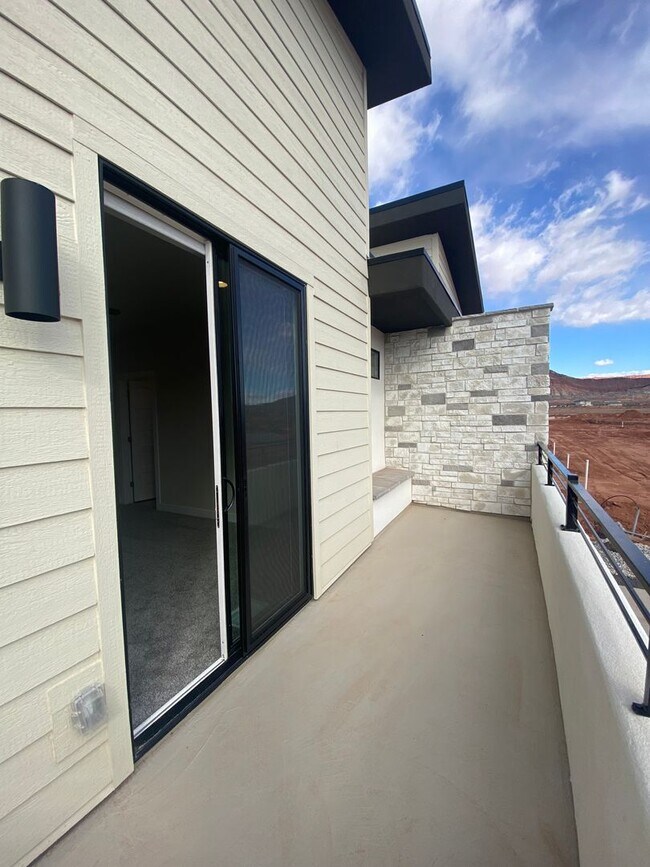 Building Photo - Townhome In Crimson Park