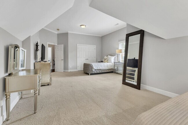 Building Photo - 12 Medalist Ct