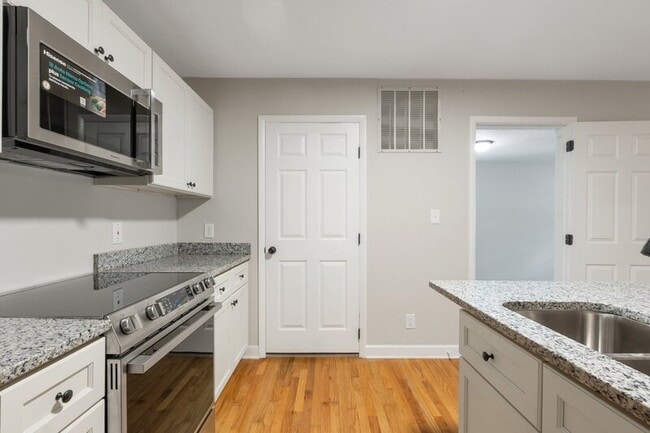 Building Photo - 852 N May St