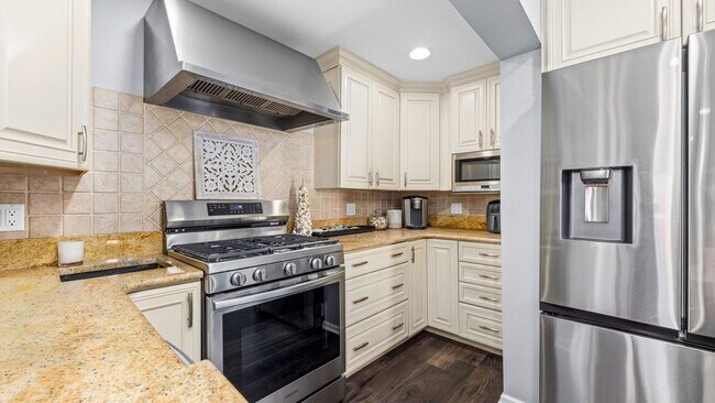 Building Photo - 816 St James Pl