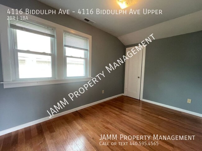 Building Photo - 2 Bedroom Upper unit of Duplex on Biddulph...