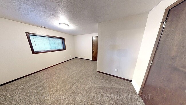 Building Photo - 3 BD, 2 BA TOWNHOME, VAULTED CEILINGS, FIR...