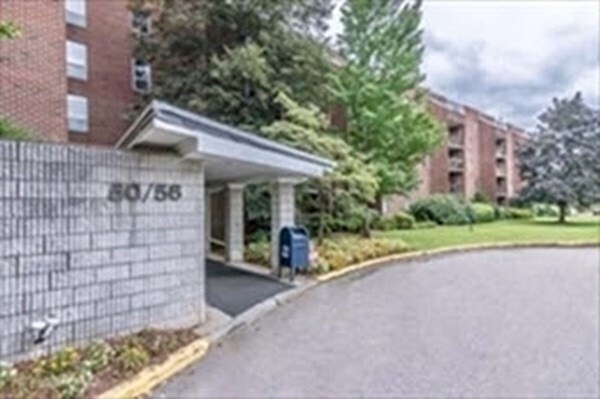 Building Photo - 56-56 Broadlawn Park