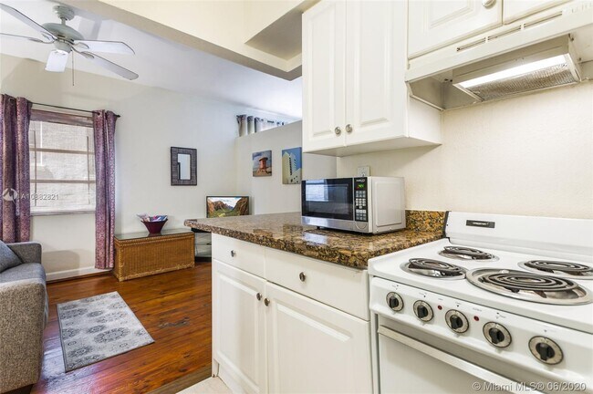 Building Photo - 1100 Collins Ave