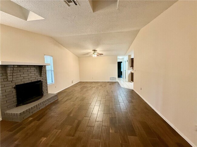 Building Photo - 930 N Century Dr