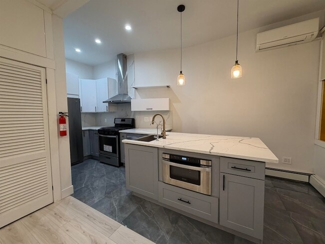 Building Photo - 202 28th St