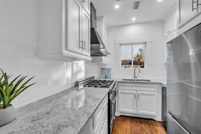 Building Photo - 611 Harvard St