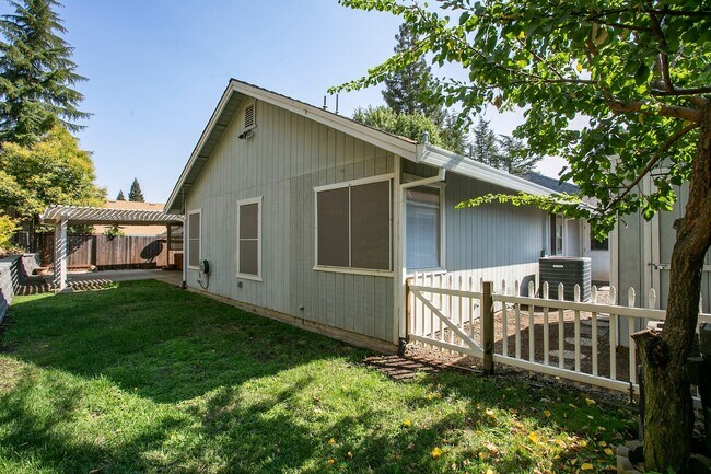 Building Photo - Gorgeous home with a 3 Car Garage!