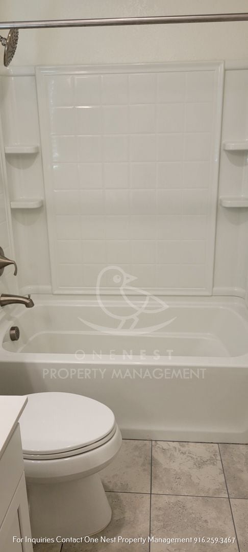 Building Photo - Move in by 12/1 $500 off 1st months rent! ...