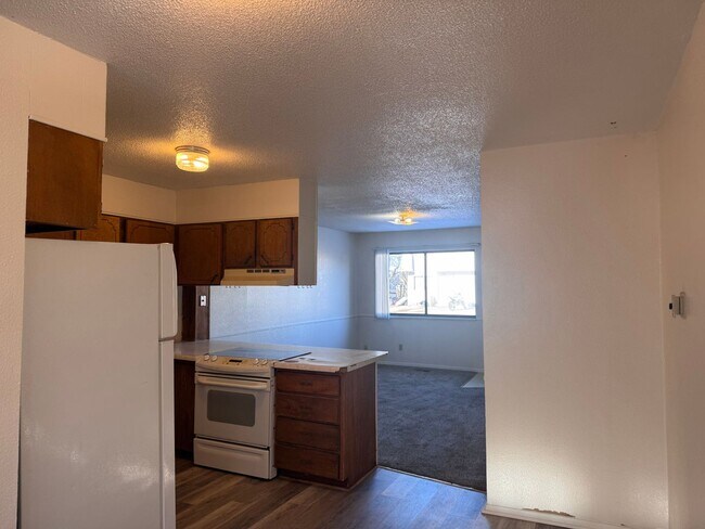 Building Photo - 2 Bed, 1 Bath, 2 Story Townhouse!!!