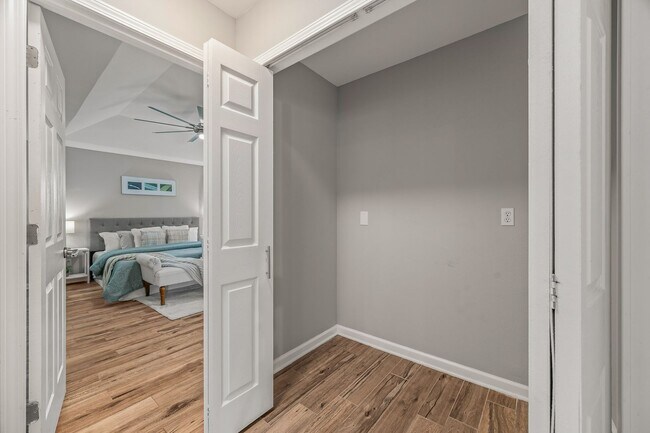 Building Photo - Stunning 4 bedroom with two bonus spaces, ...