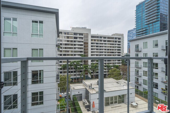 Building Photo - 645 W 9th St