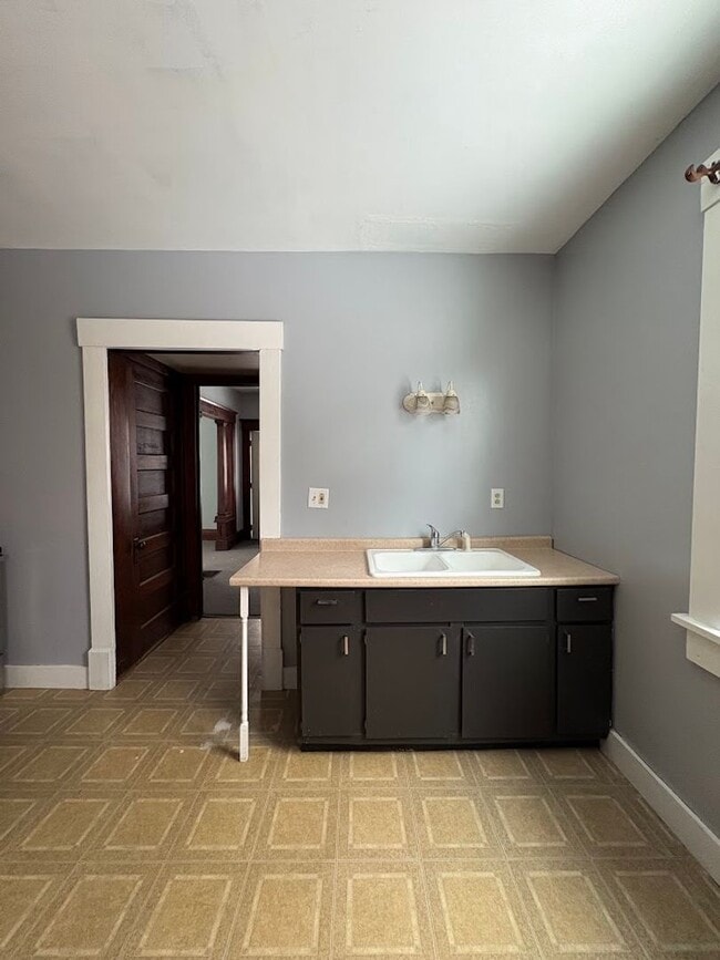 Building Photo - Large 3 bedroom home for rent - Massillon